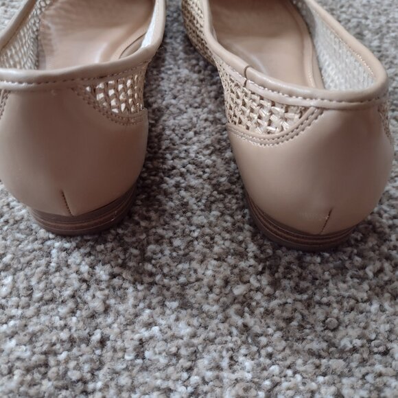 Time and Tru Memory Foam Womens Beige Woven Cap Toe Slip On Flats - Picture 4 of 5